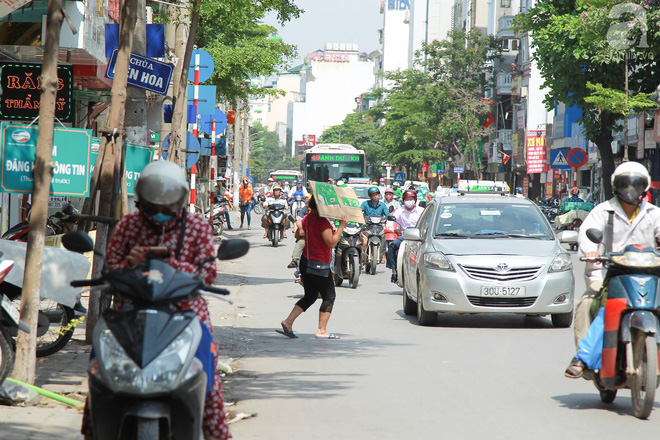 Muôn kiểu chống nắng nóng của người Hà Nội trong những ngày đầu hè